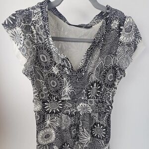 Womens  sz PM v neck short sleeve blouse, black and cream